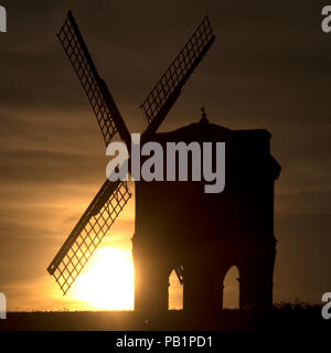 Die Sonne an einem warmen Sommertag hinter Chesterton Windmill in Warwickshire, Großbritannien. Juli 2018. Stockfoto