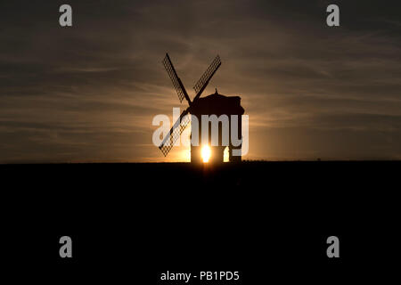 Die Sonne an einem warmen Sommertag hinter Chesterton Windmill in Warwickshire, Großbritannien. Juli 2018. Stockfoto