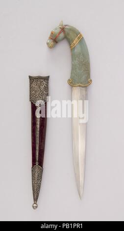 Dolch mit Scheide. Kultur: hilt, Indische, Mughal; Ummantelung, Indische. Abmessungen: H. mit Scheide 14 cm. (37,5 cm); H. ohne Scheide 13 7/16 in. (34,1 cm); H. von Blade 8 1/2 in. (21,6 cm); W. 3 3/8 in. (8,6 cm); D. 13/16-in. (2,1 cm); Wt. 10.7 oz. (303.3 g); Gew. der Ummantelung 3.2 oz. (90,7 g). Datum: 17. bis 19. Jahrhundert. Museum: Metropolitan Museum of Art, New York, USA. Stockfoto