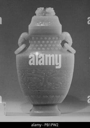 Überdachte Vase. Kultur: China. Abmessungen: Gr. H. 9 15/16 in. (25,2 cm); W. 5 3/8 in. (13,7 cm). Datum: 18. Museum: Metropolitan Museum of Art, New York, USA. Stockfoto