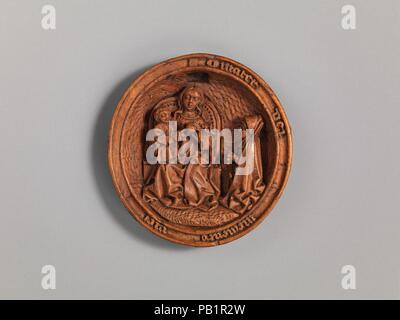 Halbjahr ein Gebet Raupe mit dem Gebet des Rosenkranzes. Kultur: Niederländischen. Abmessungen: Durchm. 1 3/16 x 1/4 in. (3 × 0,6 cm). Datum: Anfang des 16. Jahrhunderts. Die gepaarten Medaillons dieses relativ bescheidene Carving nicht nur die Verwendung von buchsbaum Gebetsperlen illustrieren, sondern scheinbar auch die Empfehlung des fünfzehnten Jahrhunderts Dominikanische Theologe Alanus de Rupe für das beten den Rosenkranz zu Echo. Er teilte mit, dass die ersten fünfzig Gebete sprach, bevor ein Bild der Jungfrau mit dem Kind und in der zweiten 50, bevor ein Bild des gekreuzigten Jesus. Hier, den Mantel der Frau im Gebet kniend, eine Perlenkette in Stockfoto