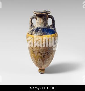 Glas amphoriskos (Parfüm Flasche). Kultur: Griechisch, Östliches Mittelmeer oder Italienisch. Abmessungen: H.: 4 3/8 in. (11,1 cm). Datum: 4.-3.Jh. v. Chr.. Transluzente Kobaltblau, mit Griffen und Base-Knopf gleicher Farbe; Wanderwege in opak Gelb und Deckweiß. Breite horizontale Rim-Disk mit der abgerundeten Kante; zylindrische Hals, leicht nach unten erweitern; breit, schräge Schulter; länglich eiförmigen Körper, stark verjüngt sich nach unten; angewandte kleine Runde base-Knopf mit unebenen Boden; zwei Riemen Griffe angewendet zu schultern und erarbeitet, gedreht in, und drückte auf den Hals. Ein feiner weisser Trail angeschlossen Stockfoto