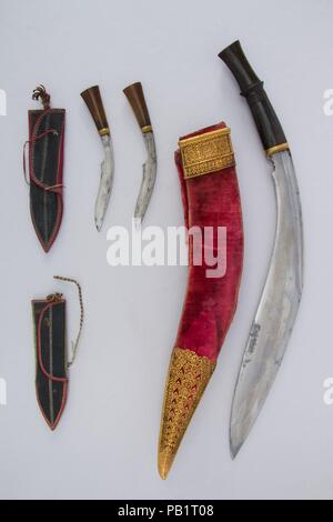 Messer (Kukri) mit zwei Hüllen, zwei kleine Messer schärfen, und zwei Taschen. Kultur: Indische oder Nepalesische, Gurkha. Abmessungen: H. mit Scheide 18 1/2 in. (47 cm); H. ohne Scheide 17 3/8 in. (44,1 cm); W. 1 11/16 in. (4,3 cm); Wt. 14 oz. (396.9 g); Wt. von Ummantelungen 9.1 oz. (258 g); kleine Messer (c); H.6 1/4 in. (15,9 cm); W. 7/8 in. (2,2 cm); Wt. 1.3 oz (36,9 g); kleines Messer (d); H.6 1/4 in. (15,9 cm); W. 7/8 in. (2,2 cm); Wt. 1 oz. (28,3 g). Datum: 18. bis 19. Jahrhundert. Museum: Metropolitan Museum of Art, New York, USA. Stockfoto