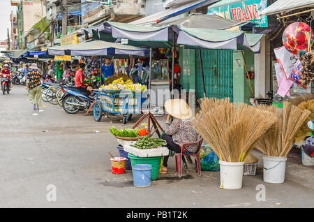 Cai, Vietnam - 6. April 2018: Die Frau mit dem Reis hat den Verkauf von betel Nuts auf dem Markt von Cai, typisch vietnamesischen Markt in einem Fluss - Land gemischt t Stockfoto