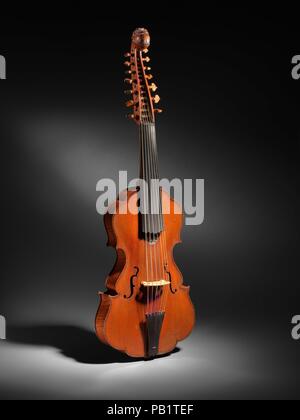 Viola d'Amore. Kultur: Italienisch. Abmessungen: Höhe: 29 15/16 in. (76 cm) Breite: 7 cm. (18,7 cm). Teekocher: Johannes Florenus Guidantus, Italian (Italienisch, Bologna Bologna 1687-1760). Datum: 18. Die Viola d'amore oder Viola' der Liebe, "ist eine bogenförmige Saiteninstrument, das sich großer Beliebtheit in der achtzehnten Jahrhundert gewonnen. Viel von seiner Geschichte, einschließlich der Ableitung seines Namens, ist unbekannt. Es hat viele Merkmale der Gambe Familie wie einen flachen Rücken, Rippen, die mit der Oberseite und Rückseite bündig sind, und einer Rosette neben Schalllöcher. Doch, wie eine Geige, Ist Es unfretted und gehalten Stockfoto