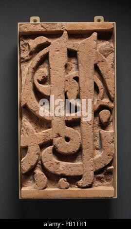 Fragment einer Frieze. Abmessungen: H.20 cm. (52 cm) W. 11. (28 cm) D 3 9/16-in. (9 cm). Datum: 11. Dieses Panel wird geglaubt, eine große Fries entlang der Eingang zu einem Gebet, einem dicht besiedelten Wohnviertel bedient sich gebildet zu haben. Der Fries wurde ursprünglich in Rot und Blau lackiert und enthalten das Wort al-Sultan, ein Titel, der zunächst in monumentalen Epigraphik im elften Jahrhundert mit Seldschukischen und ghaznavidischen Herrscher aufgetreten. Es wurde vorgeschlagen, dass die Frieze ursprünglich trug den Titel der Seldschukischen Sultan Malik Shah (r. 1073-92). Museum: Metropol Stockfoto