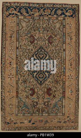 Teppich. Abmessungen: H.93. (236,2 cm) W. 57. (144,8 cm) Wt. im Mount 138 lbs (62,6 kg). Datum: Ende des 16. Anfang des 17. Jahrhunderts. Dieser Teppich gehörte zu denen, die für den Export nach Europa produziert und war früher in der Sammlung des Königlichen Hauses von Sachsen. Im Gegensatz zu den Beispielen mit Szenen des Tieres bekämpfen oder florale Muster innerhalb der zentralen Medaillons, das Feld dieser Teppich enthält ein Kreuz, ein treffendes Symbol für eine Europäische Patron. Die Blätter mit Wellenschliff, Lotus Blumen, und überlappenden Weinstock, blättert in die Ecken sind typische dekorative Funktionen dieser Klasse von Teppich. Mikroskopische examin Stockfoto