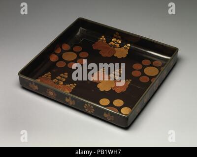 Bekleidung Fach (midare-Bako) mit Paulownia und '9 Sterne'. Kultur: Japan. Abmessungen: L 22 cm. (56,2 cm); W. 2 1/8 in. (5,4 cm); H.4. (10,2 cm). Datum: Ende des 16. Anfang des 17. Jahrhunderts. Dieses große midarebako, eine flache Box ohne Deckel verwendet für das Tragen der Kleidung bereit zu halten, wurde in der Regel auf einem Regal der Lackiert Schränke, die Bestandteil der traditionellen Einrichtung der Wohnräume wurden gehalten. Seine Form deutet auf eine Abdeckung, und vielleicht ist es bei der Verwendung von "Deckel zu Geschenke von Kleidung abgeleitet. Dieses Beispiel ist mit der paulownia Motiv im Zusammenhang mit toyotomi eingerichtet Stockfoto