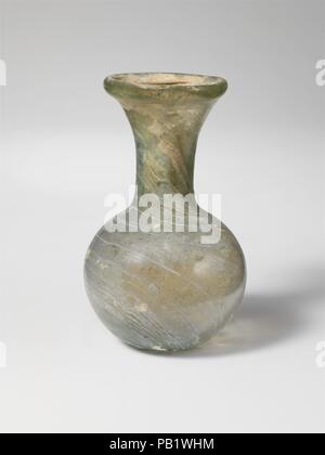 Glaskolben. Kultur: Roman. Abmessungen: H. 3 1/2 in. (8,9 cm). Datum: 3.-4. Jh. N.CHR.. Translucent Hellblau grün. Auch röhrenförmige Rim, gefaltet und im; trichterförmigen Mund; Dreschkorb zylindrische Hals kugelförmigen Körper; Dick unten mit kleinen zentralen Kick und pontil Narbe. Intakt; einige pinprick und größere blasen, blasen Streifen; Lochfraß, Mattieren, weißlich witterungs- beständig und Schillern. Museum: Metropolitan Museum of Art, New York, USA. Stockfoto