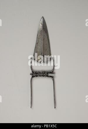 Dolch (Katar). Kultur: Indische. Abmessungen: L 12 cm. (31,4 cm); L. von Blade 6 1/2 in. (16,5 cm); W. 3 5/16 in. (8,4 cm); D. 1/2 in. (1,3 cm); Wt. 10..6 oz. (300.5 g). Datum: 17.-18.Jahrhundert. Museum: Metropolitan Museum of Art, New York, USA. Stockfoto