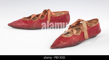 Schuhe. Kultur: Wahrscheinlich Briten. Datum: 1795-1805. Am Ende des 18. Jahrhunderts, modische Europäer wandte sich an das antike Griechenland und Rom für Inspiration. Damen Kleid war radikal in die Emulation der historischen Stile vereinfacht, und zahlreiche Moden entwickelt, auf denen der Vergangenheit unter Beibehaltung zumindest einige Hinweis für die zeitgenössischen Standards des Anstands und Funktionalität. Diese "andals" wurden von klassischen Schuhe inspiriert und würden die neoklassische Moden der Zeit ergänzt haben. Während das, was wir jetzt denken, als Sandale (eine einzige zum Fuß gesichert mit Stockfoto