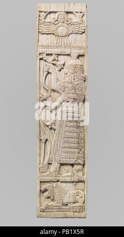 Möbel Plakette geschnitzte Relief mit Krieger holding Lotusse. Kultur: Assur. Maße: 11.38 x 2.72 x 0.2 in. (28.91 x 6.91 x 0.51cm). Datum: Ca. 8. Jahrhundert v. Chr.. Diese elfenbeinfarbene Panel wurde in einem Lagerraum im Fort Salmanassar, eine königliche Gebäude an Nimrud, der benutzt wurde, um Beute und Tribut von den Assyrern erfasst, während die militärische Kampagne zu speichern. Wie viele andere Platten aus den gleichen Speicher Zimmer, es war ein Teil von einem Stuhl oder Couch zurück oder das Kopfende eines Bettes. 20 Möbelstücke waren entdeckt in geordnete Zeilen in diesem Zimmer, wo Sie vor dem Dest gespeichert worden waren gestapelt Stockfoto