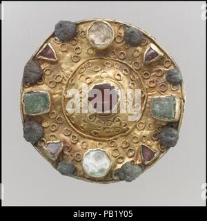 Festplatte Brosche. Kultur: Fränkischen. Abmessungen: Durchm. 1 9/16 x 13/16 cm (Durchm. 3,9 x 2,0 cm). Datum: 7. Museum: Metropolitan Museum of Art, New York, USA. Stockfoto