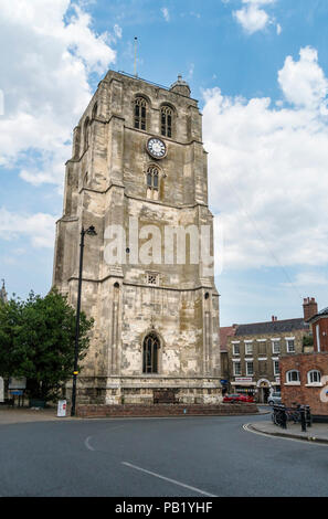 Blick auf Saint Michaels Glockenturm aus dem Neuen Markt, Beccles, Suffolk, Großbritannien Stockfoto