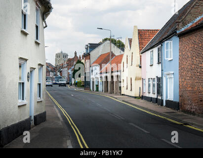 Blick auf die historischen Gebäude in Blyburgate, mit Blick in Richtung Stadtzentrum, Beccles Suffolk, Großbritannien Stockfoto