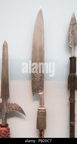 Glaive von Kaiser Rudolf II (regierte 1576-1612). Kultur: Deutsche, Augsburg. Abmessungen: L 100 cm. (255.27 cm); Blade L. 23. (58,42 cm). Plasmaätzer: Hans Stromair (Deutsch, Augsburg, 1524 oder 1525-ca. 1583). Datum: datiert 1577. Diese Waffe wurde von der Leibwache des Heiligen Römischen Kaisers Rudolf II (regierte 1576-1612). Museum: Metropolitan Museum of Art, New York, USA. Stockfoto