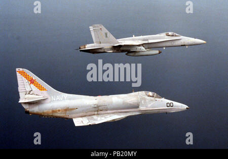 A-4 E VC-5 und F-18 ein Vmfa-115 im Flug 1989. Stockfoto