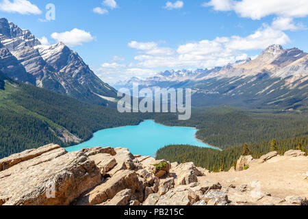 Bow Summit in Banff National Park mit Blick auf den Peyto Lake auf dem Icefields Parkway. Der Gletscher - FBI-See ist berühmt für seine helle Türkisfarbenen wat Stockfoto