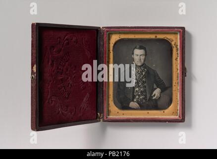 [Sitzt man in floralen Weste]. Künstler: William Langenheim (Amerikanische, geboren in Deutschland, Schöningen 1807-1874); Friedrich Langenheim (Amerikanische, geboren in Deutschland, Schöningen 1809-1879). Abmessungen: Bild: 6,8 x 5,6 cm (2 11/16 x 2 3/16 in.) Platte: 8,3 x 7 cm (3 1/4 x 2 3/4 in.) Fall: 1,7 x 9 x 7,9 cm (11/16 x 3 9/16 x 3 1/8 in.). - Foto: W. & F. Langenheim (American, 1843-1874) aktiv. Datum: 1840s-50s. Museum: Metropolitan Museum of Art, New York, USA. Stockfoto