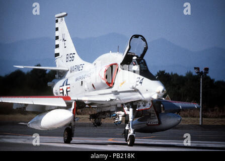 A-4 M VMA-214 MisawaAB 1980. Eine Ansicht von rechts vorne auf einer A-4-EJ Skyhawk Flugzeuge Rollen auf der Landebahn während der Übung bewältigen Norden" 80. Das Flugzeug ist auf Marine Light Attack Squadron 214 (VMA-214) zugeordnet. Stockfoto