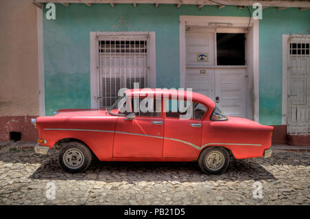 Old North American Auto in einer Straße mit Kopfsteinpflaster in Trinidad, Kuba geparkt Stockfoto