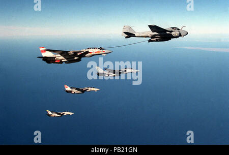 A-6 E von VA-145 tankt Kater von VF-1 und VF-2 im Jahr 1989. Ein Jagdgeschwader 1 (VF-1) F-14A Tomcat aircraft empfängt von einem Angriff Squadron 145 (VA-145) A-6E Intruder Flugzeuge wie drei andere Tomcat Flugzeuge fliegen neben. Die zweite von unten ist die VF-1 zugeordnet; die anderen beiden Kater zu vergeben Jagdgeschwader 2 (VF-2). Alle fünf Flugzeuge sind an Bord der Flugzeugträger USS RANGER (CV 61). Stockfoto