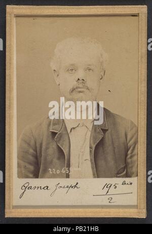 Gama. Joseph. 41 ans, né Le 5/3/42 à Paris IXe. Graveur. Anarchiste. 6/7/94. Artist: Alphonse Bertillon (Französisch, 1853-1914). Abmessungen: 10,5 x 7 x 0,5 cm (4 1/8 x 2 3/4 x 3/16 in.). Datum: 1894. In einer vornehmen Familie der Wissenschaftler und Statistiker Bertillon geboren, begann seine Karriere als Sekretärin in der Kennzeichnung Bureau der Pariser Präfektur der Polizei in 1879. Mit der Aufrechterhaltung der zuverlässige Polizei Aufzeichnungen von Straftätern betraut, entwickelte er die erste moderne System der strafrechtlichen Ermittlung. Das System, das als Bertillonage bekannt wurde, hatte drei Komponenten: Anthropometrische Messung Stockfoto