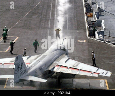 A-6E Intruder nimmt Stellung an Bord der USS Enterprise zu starten. Eine A-6E Intruder Flugzeuge der 'Sunday Puncher' der Attack Squadron Sieben Fünf (VA 75) nimmt Stellung auf einem Katapult, während der Start- und Landevorgang Operationen an Bord der US Navy atomgetriebenen Flugzeugträger USS Enterprise (CVN 65). Enterprise ist die Teilnahme an der Combined Joint Task Force Übung (CJTFX) '96, als Teil einer multinationalen Truppe von über 50.000 Soldaten, Matrosen, Flieger und Marines aus Kanada, Großbritannien und den Vereinigten Staaten. Stockfoto