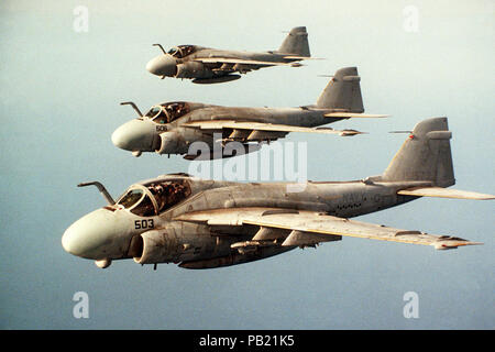 A-6 E Eindringlinge von Attack Squadron 34 im Flug über das Mittelmeer am 1. April 1988 (6429937). Ein Luft-zu-Luft Ansicht von der linken Seite von drei Attack Squadron 34 (VA-34) A-6E Intruder Flugzeuge in Formation fliegen. Stockfoto