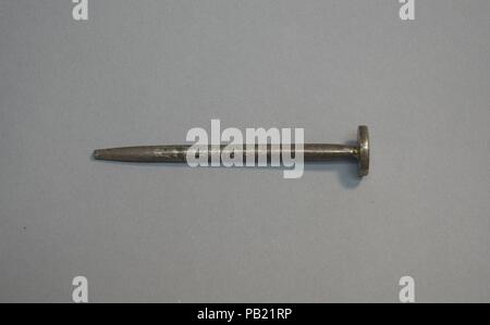 Gravur Rad. Kultur: China. Abmessungen: L 5 1/4 in. (13,3 cm); Durchm. 7/8 in. (2.2 cm). Datum: 20. Diese stahl Bohrer mit stumpfen Punkte (zhuangding oder dingzi? auf Chinesisch), flache Köpfe (tuozi) oder geschwungene Köpfe (wazi) sind für hohe Relief, Preisunterbietung und feine Gestaltung der kleinen Jade arbeitet. Der Handwerker hält die Jade in einer Hand gegen die Bohrmaschine, die auf einer sich drehenden Welle montiert ist. Er dreht die Welle mit Fuß Tritte, während Sie kontinuierlich die Schleifmittel, meist Sand mit Wasser, an die Spitze des Bohrers, der die Jade Schnitte gemischt. Museum: Metropolitan Stockfoto