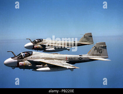 A-6 Es VA-65 CVN-69 1987. Ein Luft-zu-Luft Ansicht von der linken Seite von zwei Attack Squadron 65 (VA-65) A-6E Intruder Flugzeuge. Stockfoto