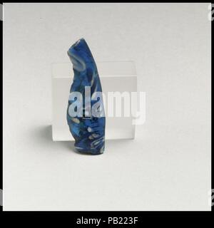 Glas Mosaik Schüssel Fragment. Kultur: Roman. Abmessungen: Andere: 11/16 x 2 1/8 in. (1,7 x 5,4 cm); geschätzte Durchm. Von Rim 7 1/16-in. (18 cm). Datum: Ende 1.Jh. v. Chr. - frühe 1. Jh. N.CHR.. Rim-Fragment, wahrscheinlich aus einem großen gerippt und footd Schüssel. Transluzente Kobaltblau und Deckweiß. Outsplayed, fast horizontale Rim mit der abgerundeten Kante; konkav geschwungenen Hals zu Seite, verjüngt sich nach unten. Composite Mosaik Muster aus polygonalen Abschnitte eines einzigen Stock in einem blauen Boden mit einem Ring von weißen Stangen um einen weißen Kreis und eine zentrale weiße Stange gebildet. Poliert Innenraum; Lochfraß und sligh Stockfoto