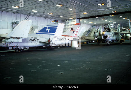 A7B CVW 20. A-7B Corsair II Flugzeuge im Hangar Bucht der Atom-Flugzeugträger USS CARL VINSON (CVN 70). Die Flugzeuge sind zu Light Attack Squadrons 203, 204 und 205 (VA-203, 204, 205). Stockfoto