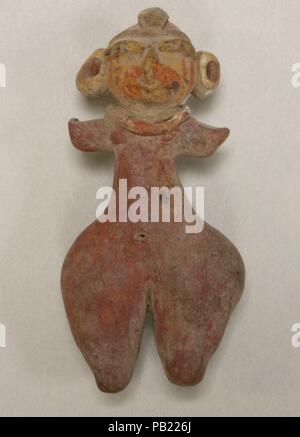 Weibliche Figur. Kultur: Tlatilco. Abmessungen: H.2 15/16 in. (7,5 cm). Datum: 10. Jahrhundert v. Chr.. Diese solide, von Hand modelliert Keramik Figur ist rötlich braun in der Farbe Gelb und lackiert mit eine orange-rote Pigment. Mit bauchigen Hüften, eine schmale Taille und diminutive Arme, wenig Rücksicht auf anatomische Genauigkeit. Eine Kette entspricht der Dicke Konturen der Hals und der zentralen Haar bun erstreckt sich auf der Rückseite des Kopfes. Weder der kleine Perforationen im übergroßen Ohren weiterhin auf der Rückseite. Etwa drei Jahrtausende im Tal von Mexiko geformt, die Figur gehört Stockfoto