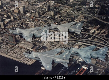 A-7E Corsair II von VA-37 im Flug im Jahr 1988. Stockfoto