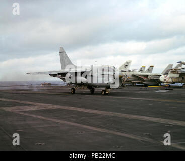 A-7 E VA-12 Landung auf der USS Eisenhower (CVN-69) Jan 1985. Eine A-7E Corsair II Flugzeuge landet an Bord des Atom-Flugzeugträger USS Dwight D. Eisenhower (CVN 69). Stockfoto