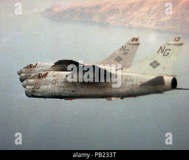 A-7 Es VA-146 in Flug c 1986. Ein Luft-zu-Luft Ansicht von der linken Seite von zwei A-7E Corsair II light attack Flugzeuge von Attack Squadron 146 (VA-146) derzeit an die USS KITTY HAWK (CV 63). Stockfoto