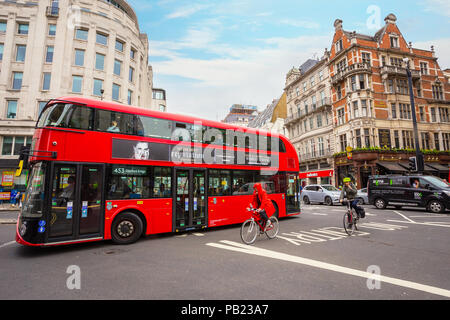 LONDON, GROSSBRITANNIEN, 12. MAI 2018: Moderne London Bus in der City von London Stockfoto