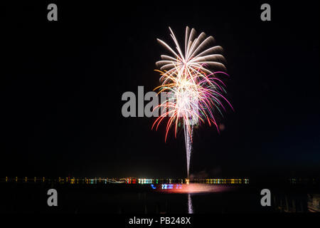 Feuerwerk über der Bucht Stockfoto