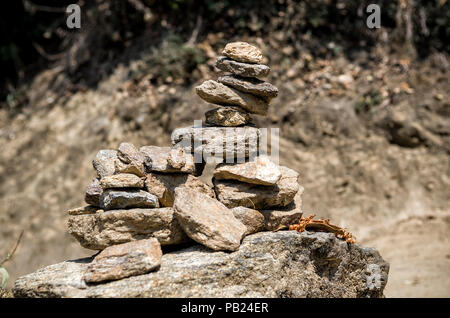 Gebet Stein stack Pyramide als Symbol für Zen, Harmonie und Gleichgewicht ist in der Regel um Bhutan Kloster gefunden - Stack der Steine in der Pyramide Form Stockfoto