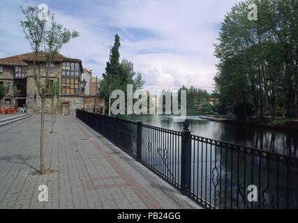 PASEO JUNTO AL RIO PISUERGA. Ort: Außen, Palencia, Spanien. Stockfoto