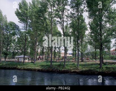 ORILLA DEL RIO PISUERGA - PARQUE CON COLUMPIOS. Ort: Außen, Palencia, Spanien. Stockfoto