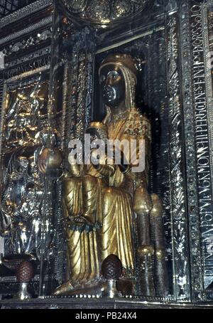 TALLA DE MADERA DE LA VIRGEN DE MONSERRAT "La Moreneta" - SIGLO XII. Lage: MONASTERIO DE MONTSERRAT, Montserrat, Barcelona, Spanien. Stockfoto