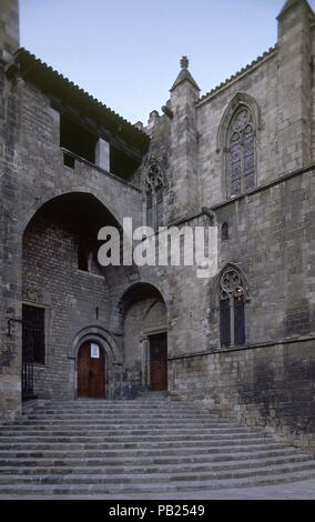 EXTERIOR DEL PALACIO REAL CON LA PUERTA DE ENTRADA A LA CAPILLA DE SANTA AGATA. Autor: Guillem Carbonell (14 Prozent). Lage: PALACIO REAL/SALON DEL TINELL, BARCELONA, SPANIEN. Stockfoto