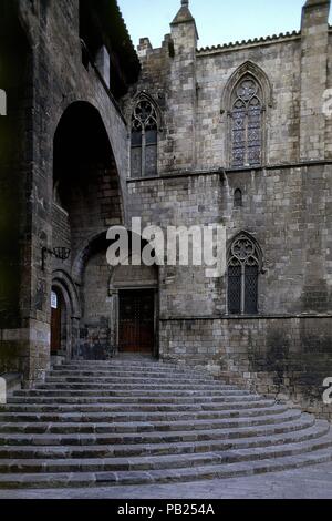 EXTERIOR DEL PALACIO REAL CON LA PUERTA DE ENTRADA A LA CAPILLA DE SANTA AGATA. Autor: Guillem Carbonell (14 Prozent). Lage: PALACIO REAL/SALON DEL TINELL, BARCELONA, SPANIEN. Stockfoto