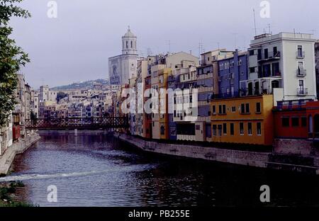 RIO OÑAR EIN SU PASO POR LA CIUDAD. Lage: aussen, Gerona, Spanien. Stockfoto