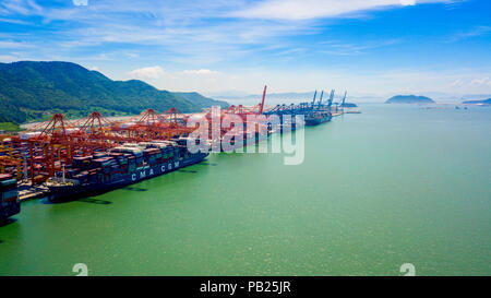 Luftaufnahme von Busan neuen Hafen von Südkorea. Containerschiff in Import Export und Logistik in Busan New Port. Stockfoto