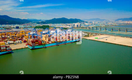 Luftaufnahme von Busan neuen Hafen von Südkorea. Containerschiff in Import Export und Logistik in Busan New Port. Stockfoto