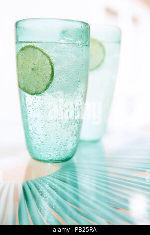 Ein paar erfrischende Limonade mit Kalk Schichten im Sommer. Stockfoto