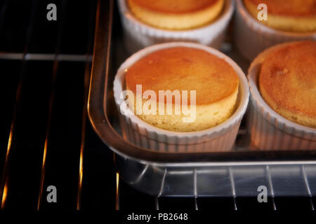 Perfekte heißen Vanille soufflés dampfenden gerade aus dem Ofen Stockfoto